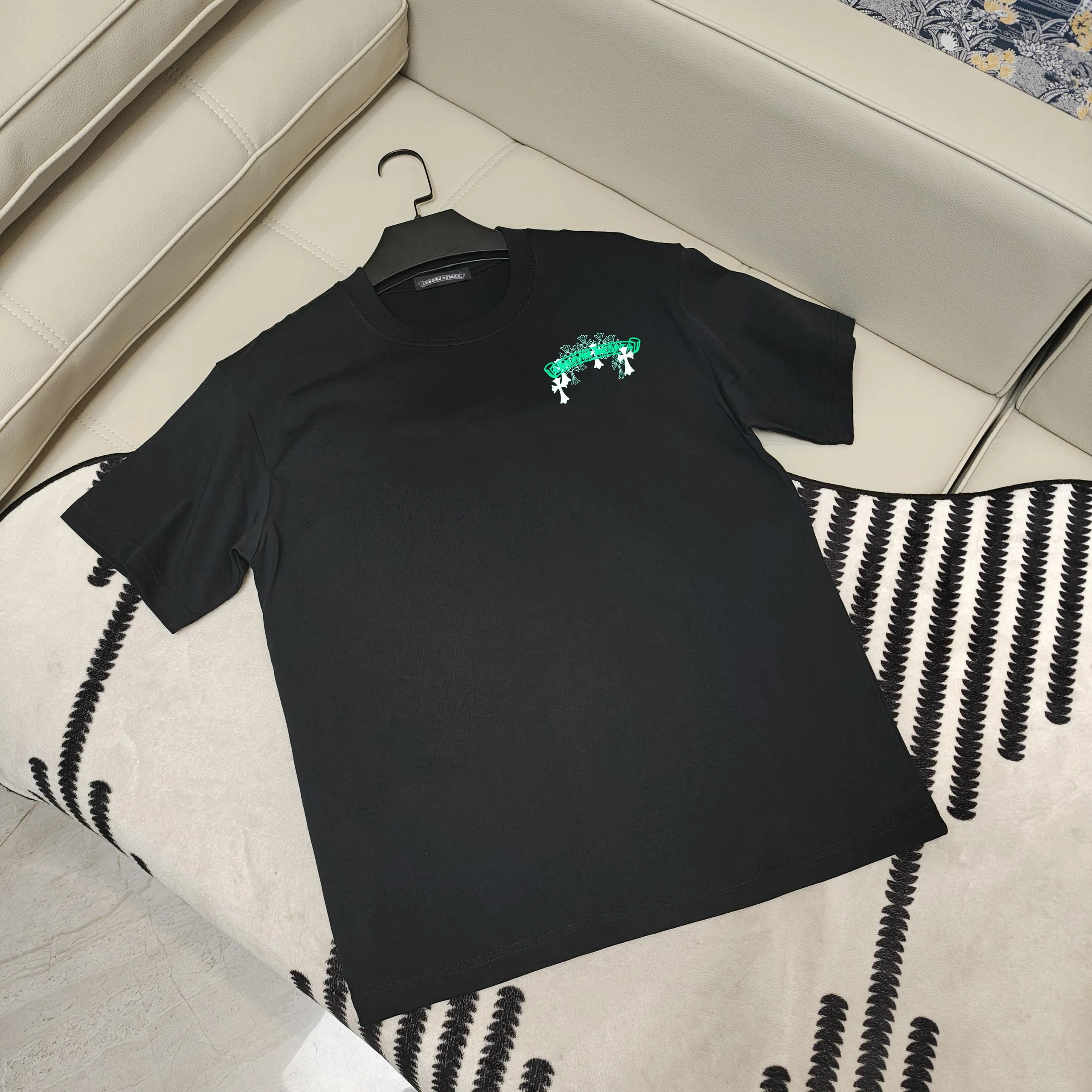 🅿️190 Kroxin 2025 new Sanskrit couple style short-sleeved T-shirt 🔥High version🔥 Original fabric Digital direct printing technology Same style as Internet celebrity High version High quality😘😘 The fabric is made of 250g Solona cotton fabric. It feels super comfortable, fashionable and personalized. A super versatile and good-looking T-shirt. Very suitable for both men and women. A must-have for everyone. Color: black, white Size: S-xxl